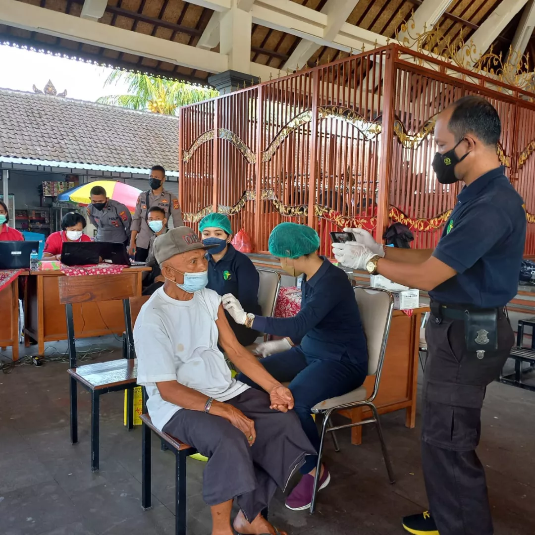 Antusiasme Tinggi, Vaksinasi Lansia Desa Batuan Berjalan Lancar